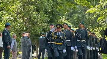 Алматыда әскери қызметшілер Қазақстанның бірінші Қорғаныс министрі Сағадат Нұрмағамбетовті еске алды